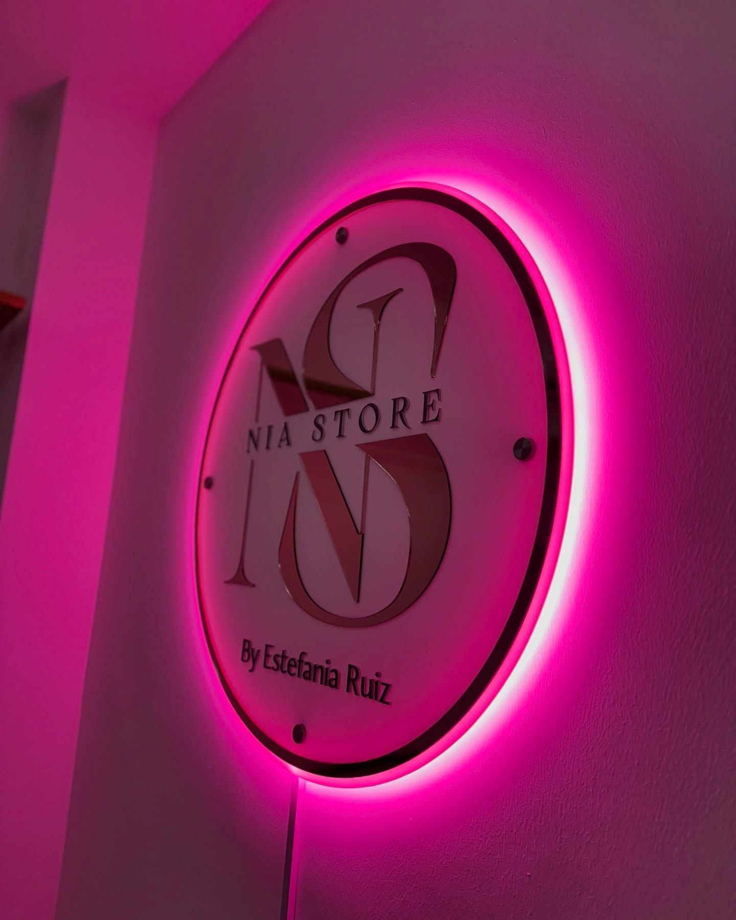 Letrero luminoso creado para Nia Store