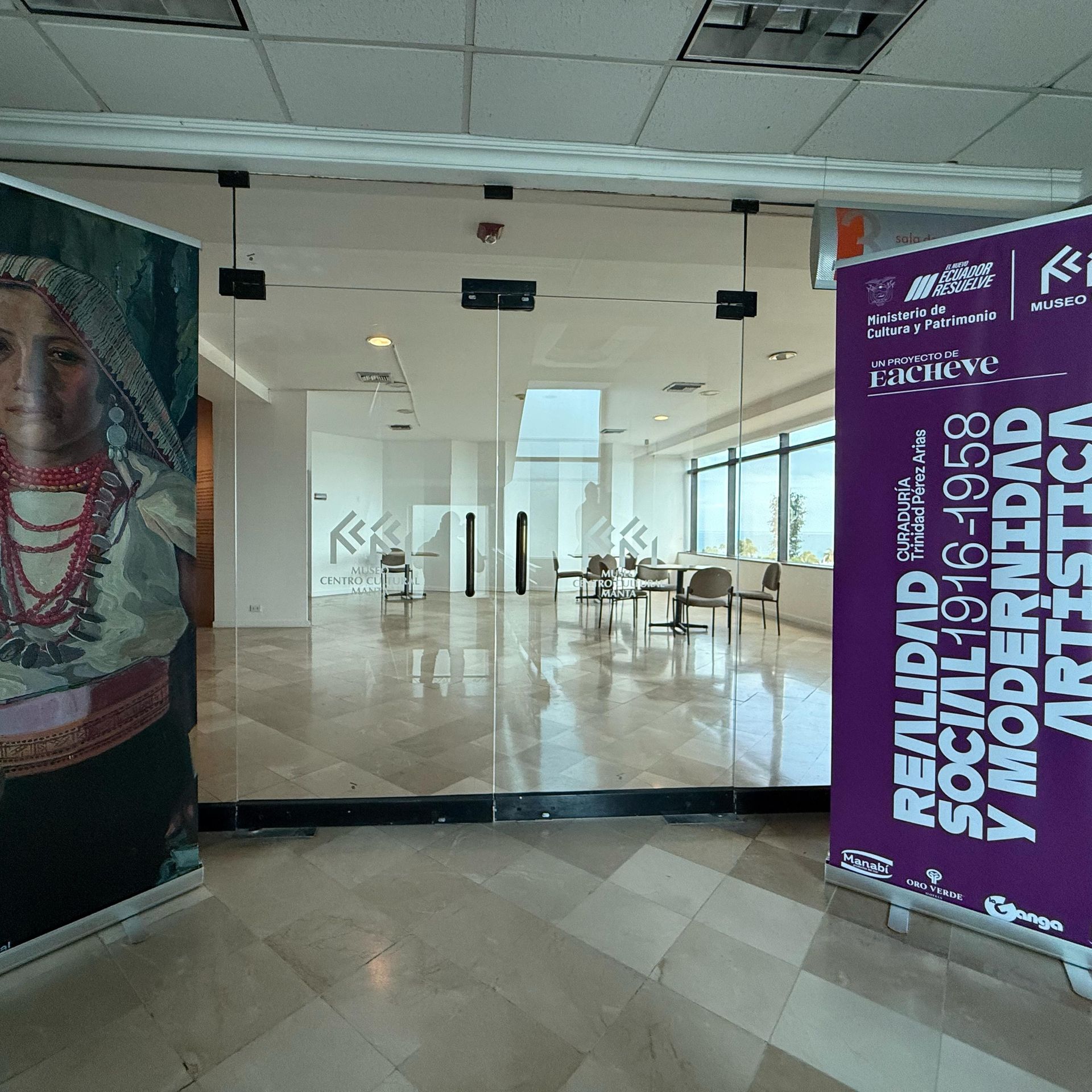 Vestíbulo del museo con la gráfica mural terminada