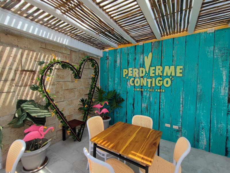 Salón de un local terminado, con el mural impreso y la decoración montada